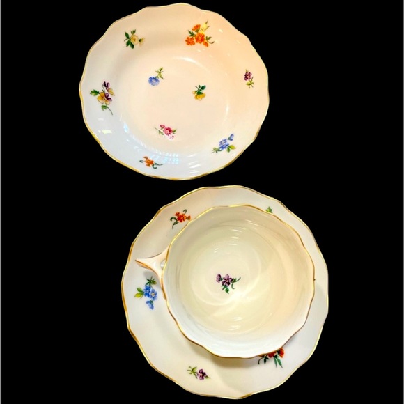 NWOT HUTSCHENREUTHER "MIRABELL" One TEACUP & Two SAUCERS - Picture 2 of 10